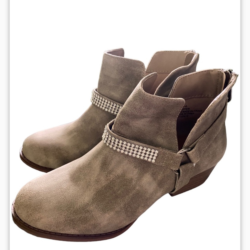 Daisy Fuentes suede Ankle booties
